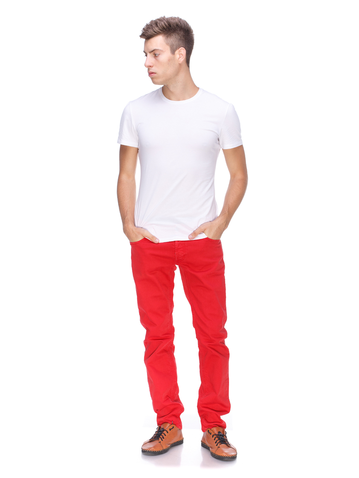 Парень в красных джинсах