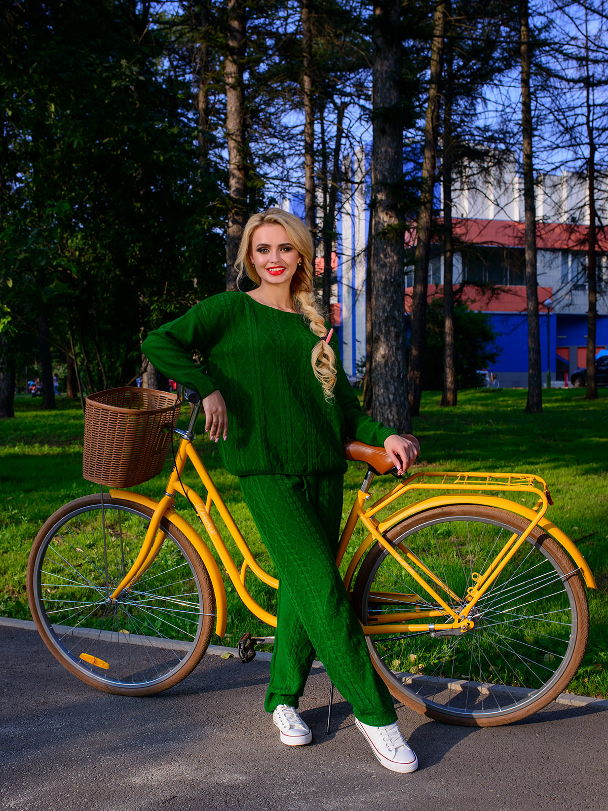 Зеленый трикотажный костюм