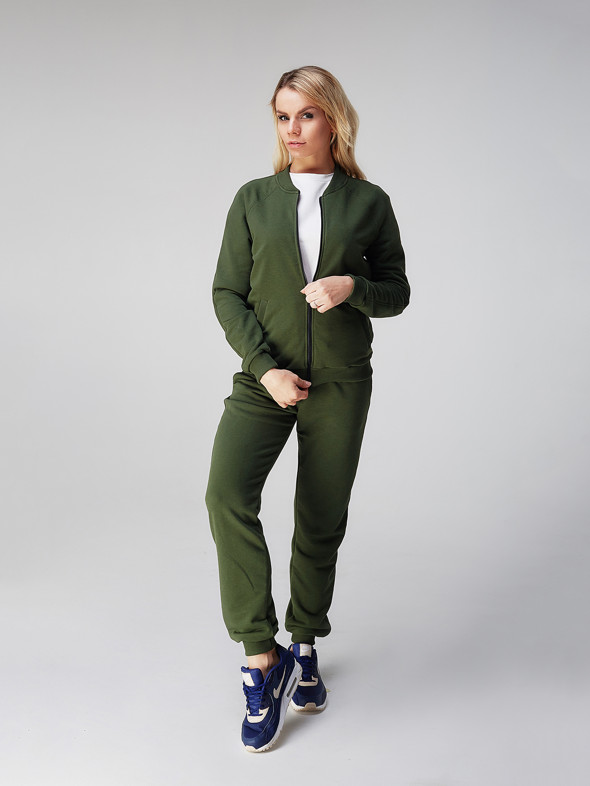 Бомбер с брюками. Зеленый спортивный костюм. Спортивный костюм с бомбером женский. Зелёный спортивный костюм женский. Костюм бомбер и штаны.