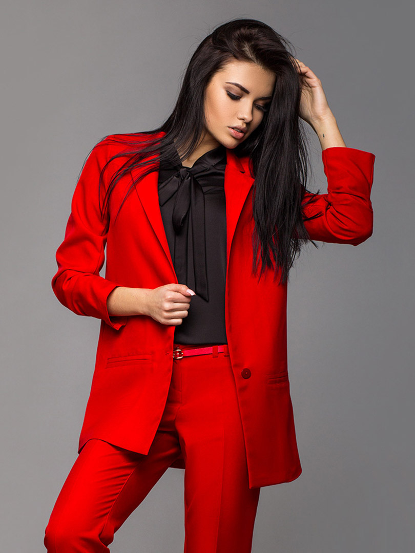 Женщина в красном пиджаке