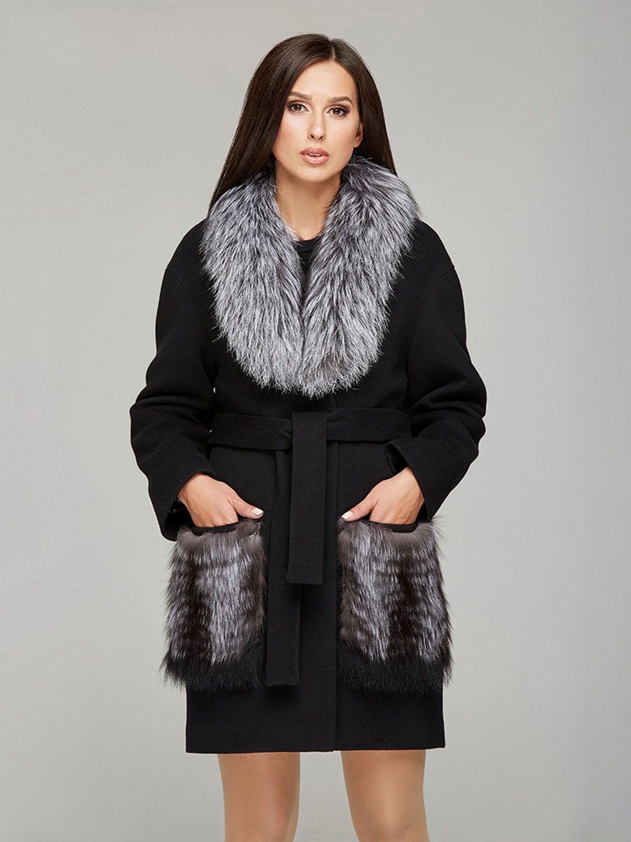 Черное пальто с мехом чернобурки