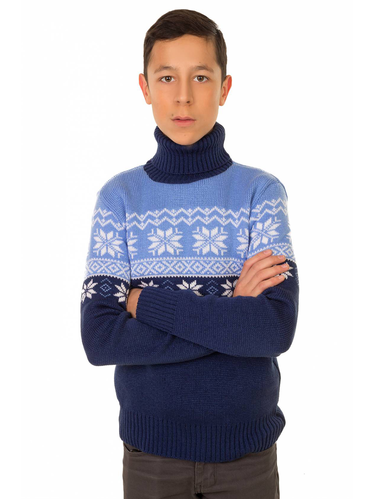 Кто эти люди в синих свитерах. Синий свитер. Двухцветный свитер для мальчика. Мальчик Рождество свитер. Свитер для мальчика синий.
