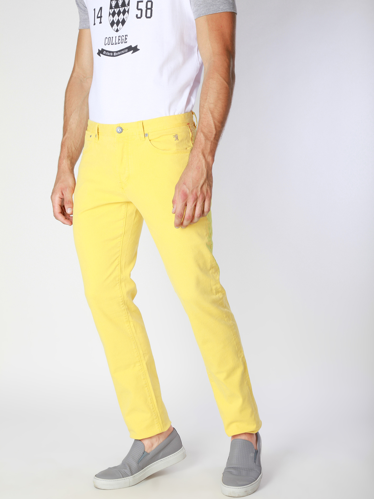 Желтые штаны мужские. Versace Jeans желтые брюки. Версачи жёлтые джинсв. Жёлтые джинсы мужские. Желтые брюки мужские.