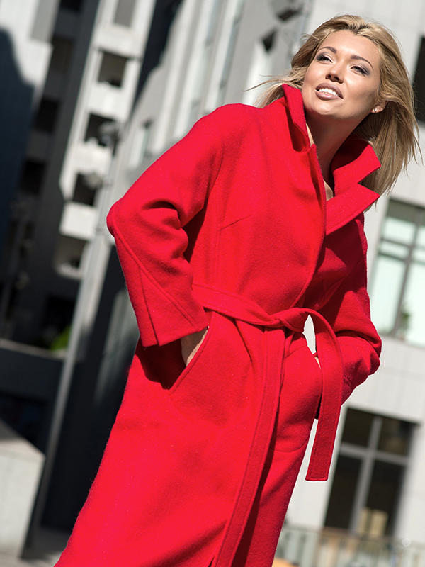 Блондинка в красном пальто