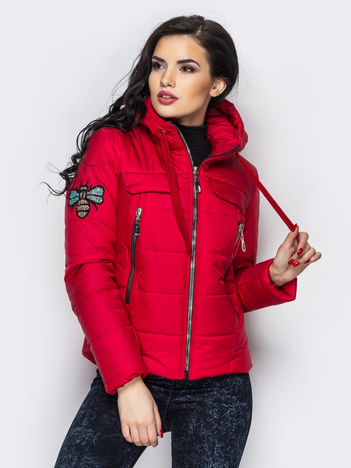 красная женская куртка фото