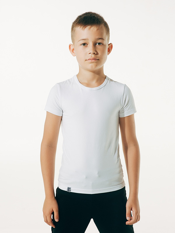 Мальчик в футболке 12 лет