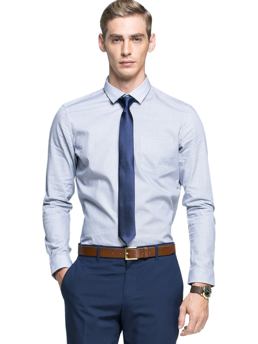 Белая рубашка с синим галстуком