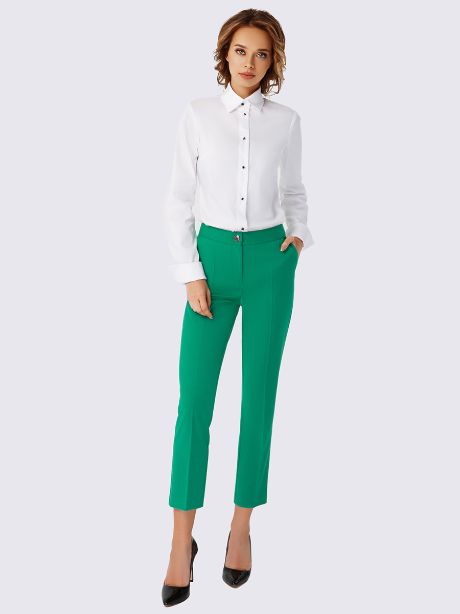 Зеленые брюки и белая рубашка