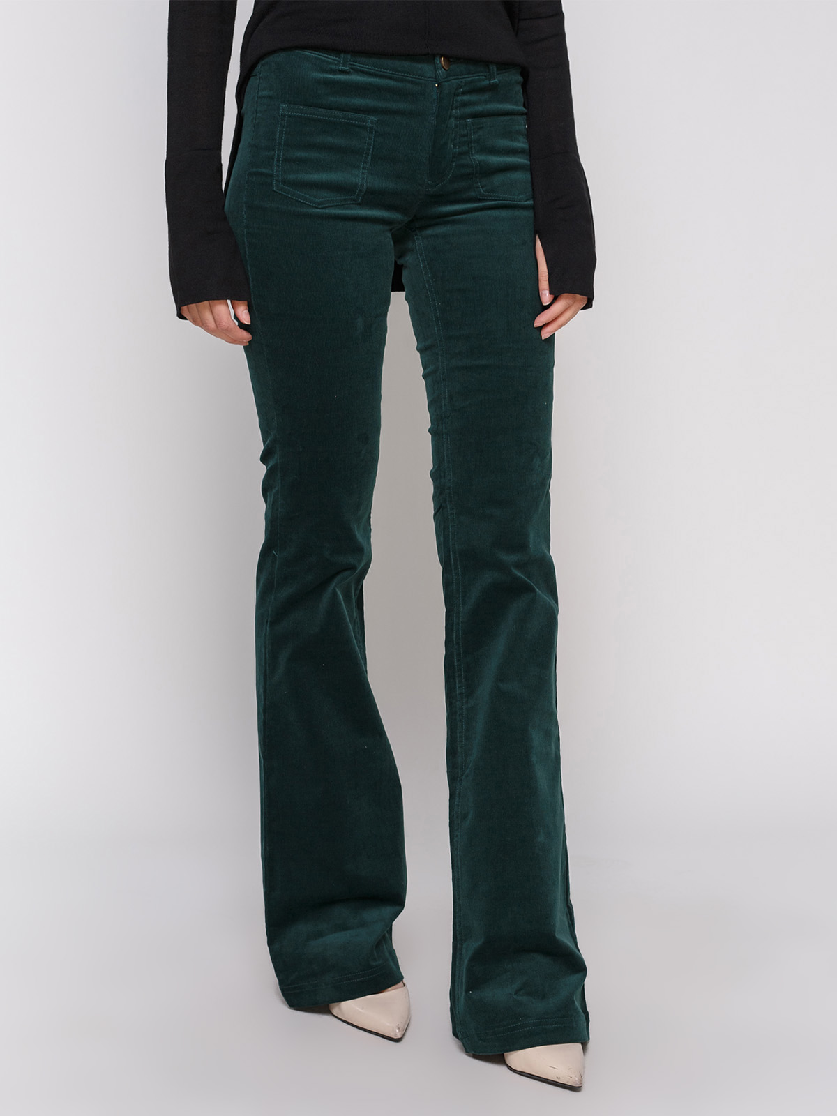 Зеленые вельветовые брюки с чем носить