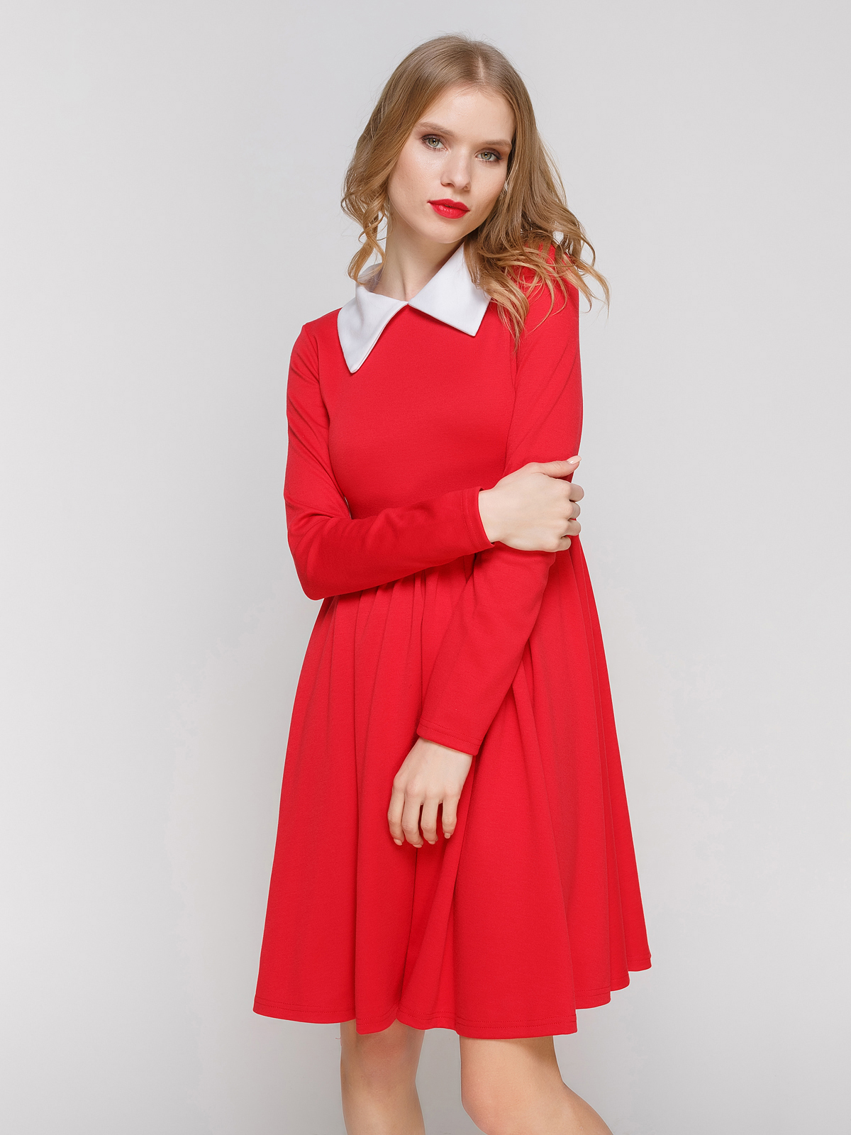 Красное платье с белым воротником