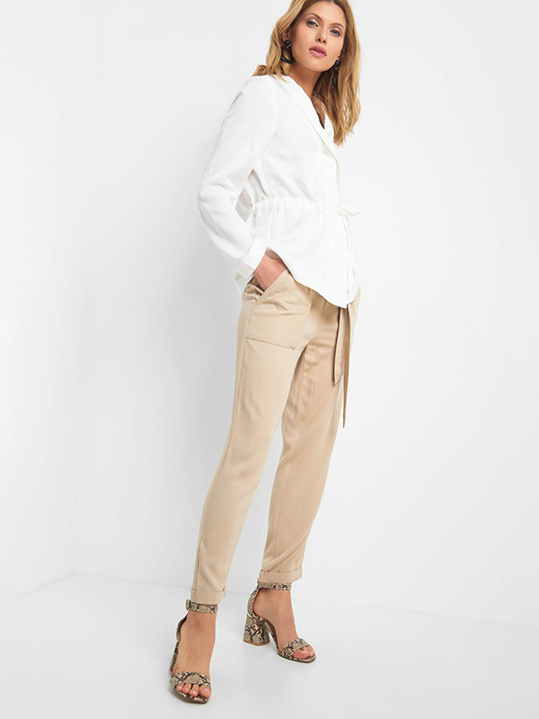 Бежевые брюки с белой рубашкой женские