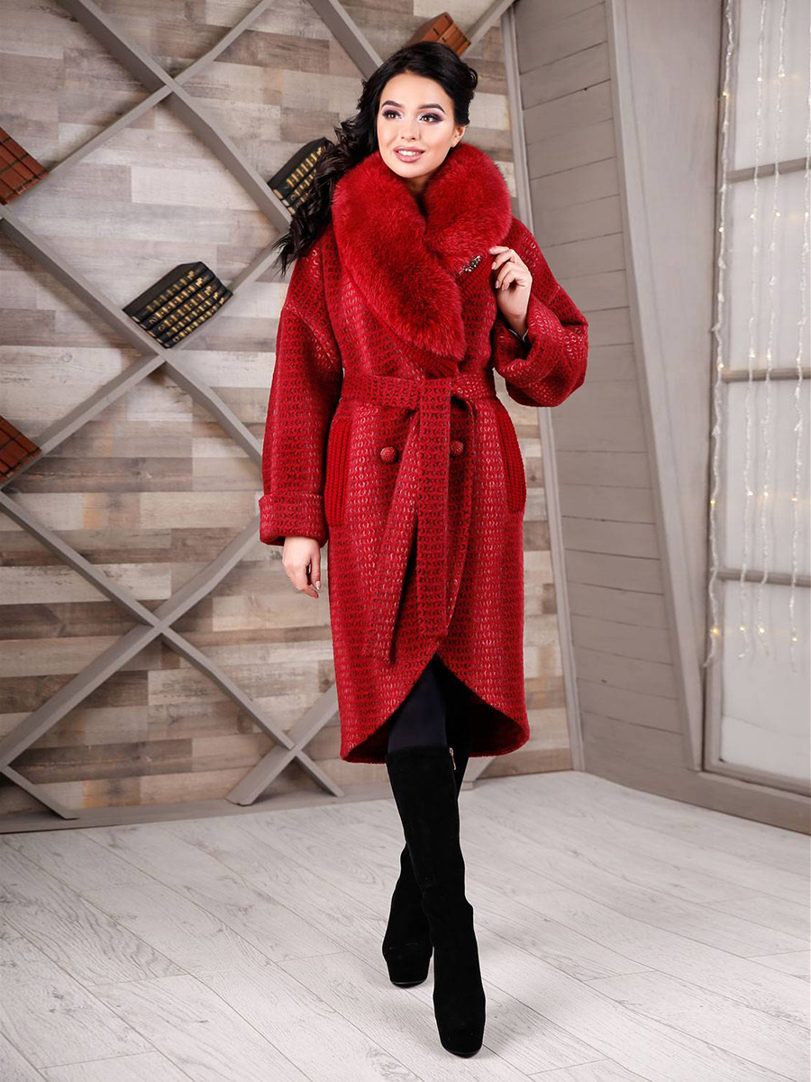 Красное зимнее пальто с мехом