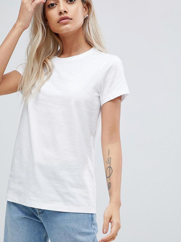Стильные белые футболки женские