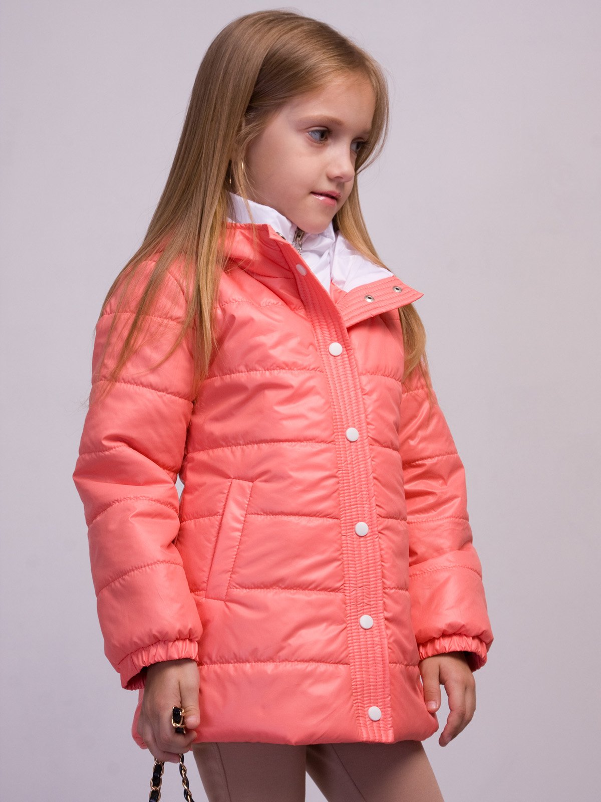 Куртка девушки розовая. Arista деми куртка для девочки. Куртка демисезонная девочка. Девочка в розовой куртке. Куртка детская демисезонная девочке.