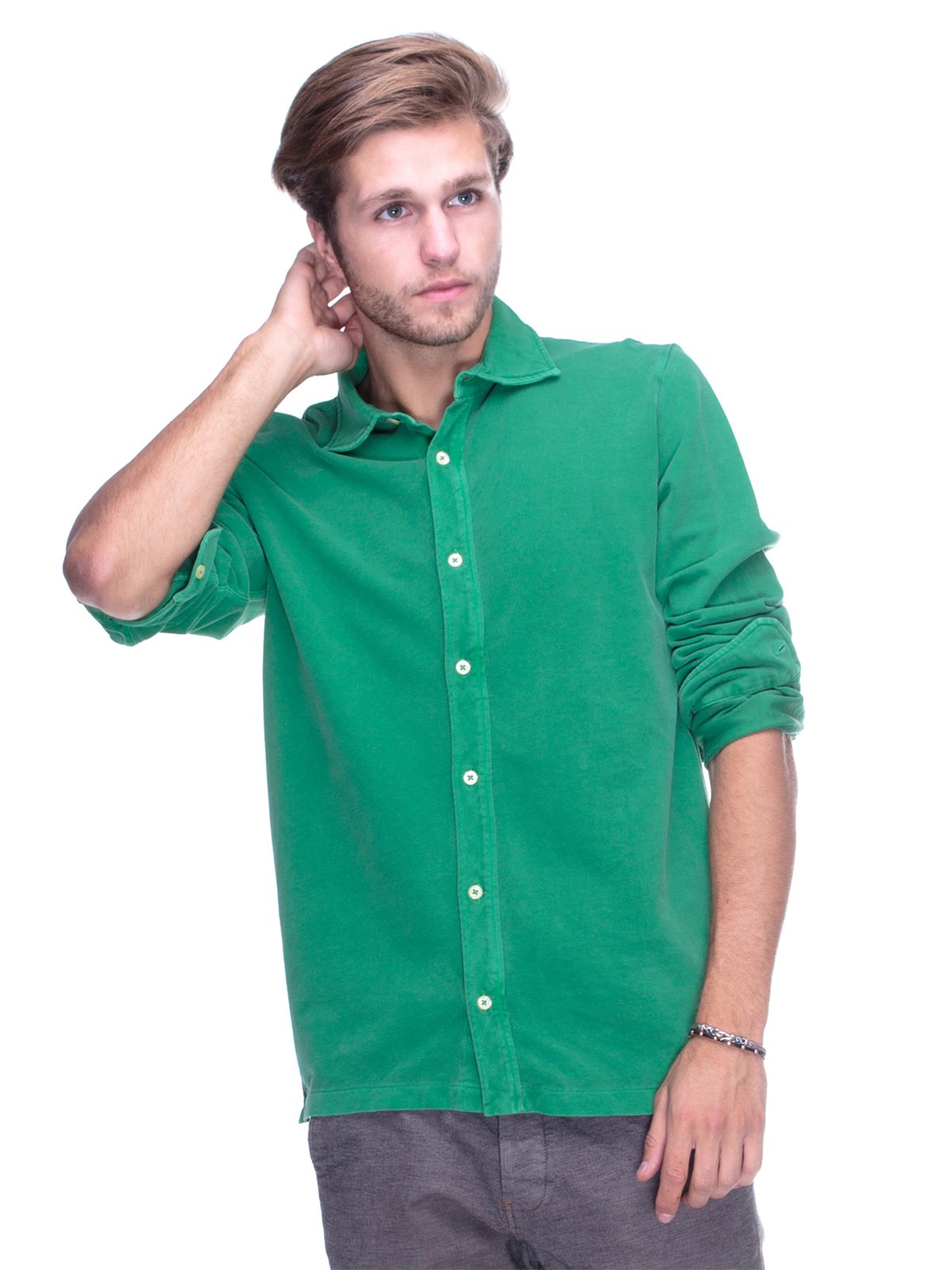 В зеленой рубашке