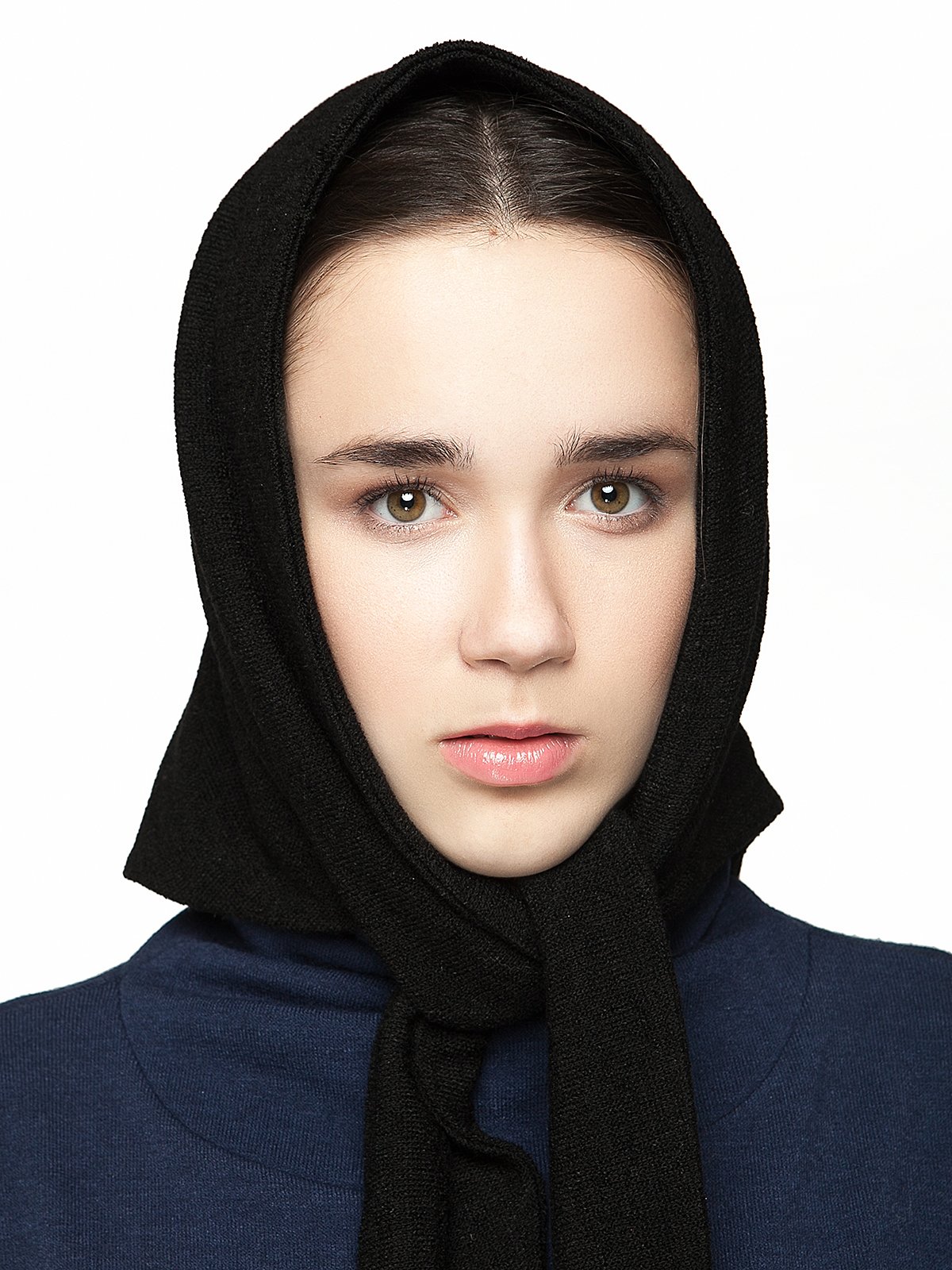 Траурный платок на голову. Женщина в черном платке. Черный платок на голову. Платок женский черный. Платок женский на голову.
