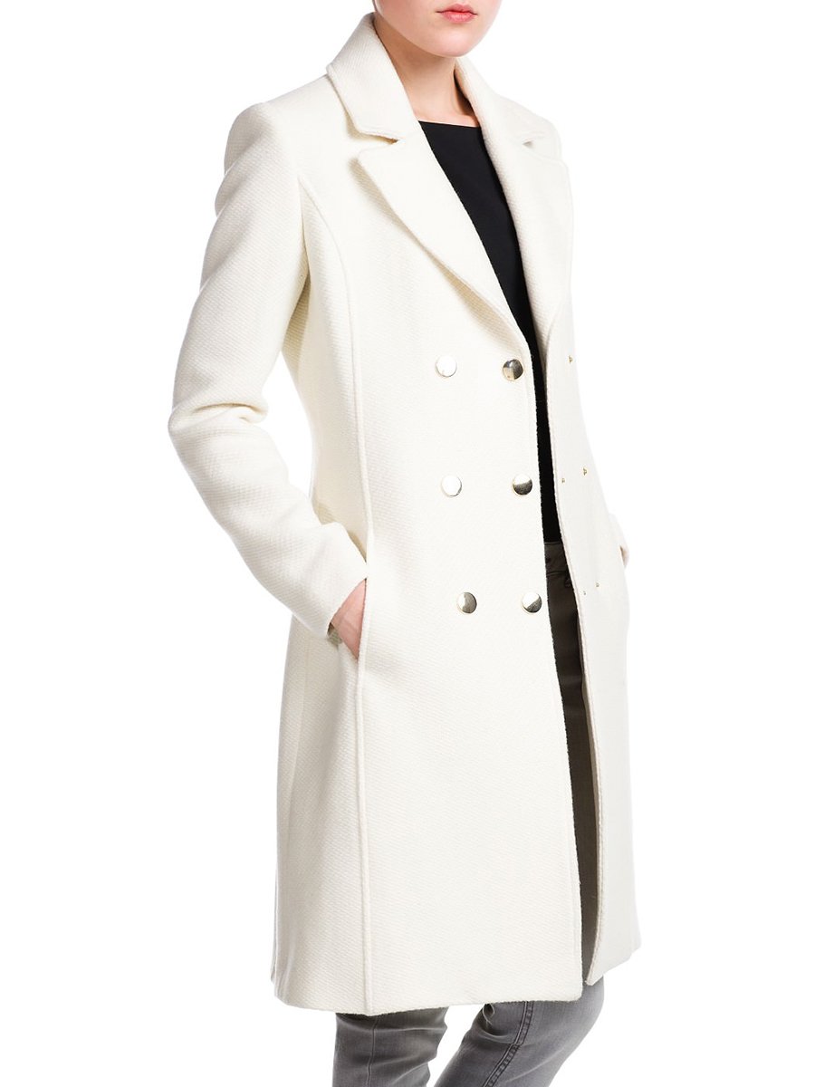 Пальто на белом фоне