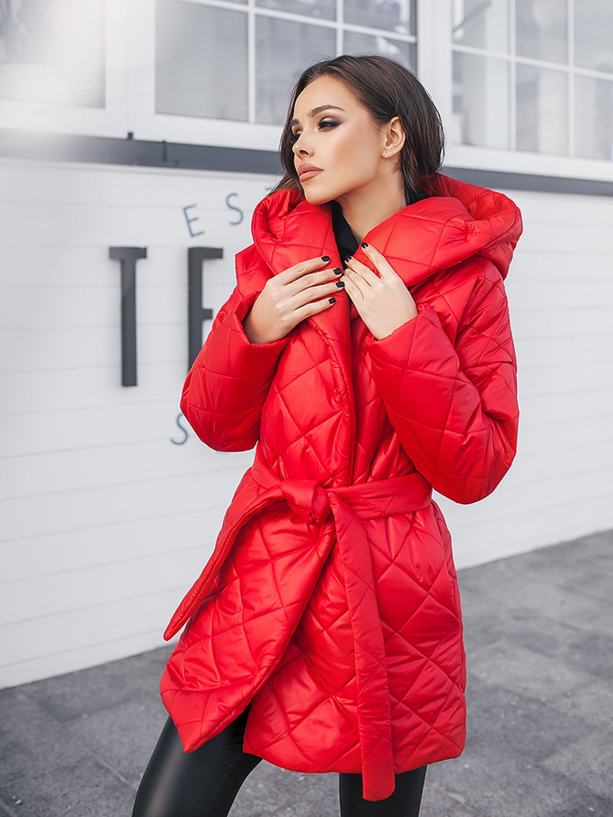 Стеганая куртка с поясом. Красная куртка. Красная стеганая куртка. Красная стеганая куртка женская. Куртка красная с поясом женская.