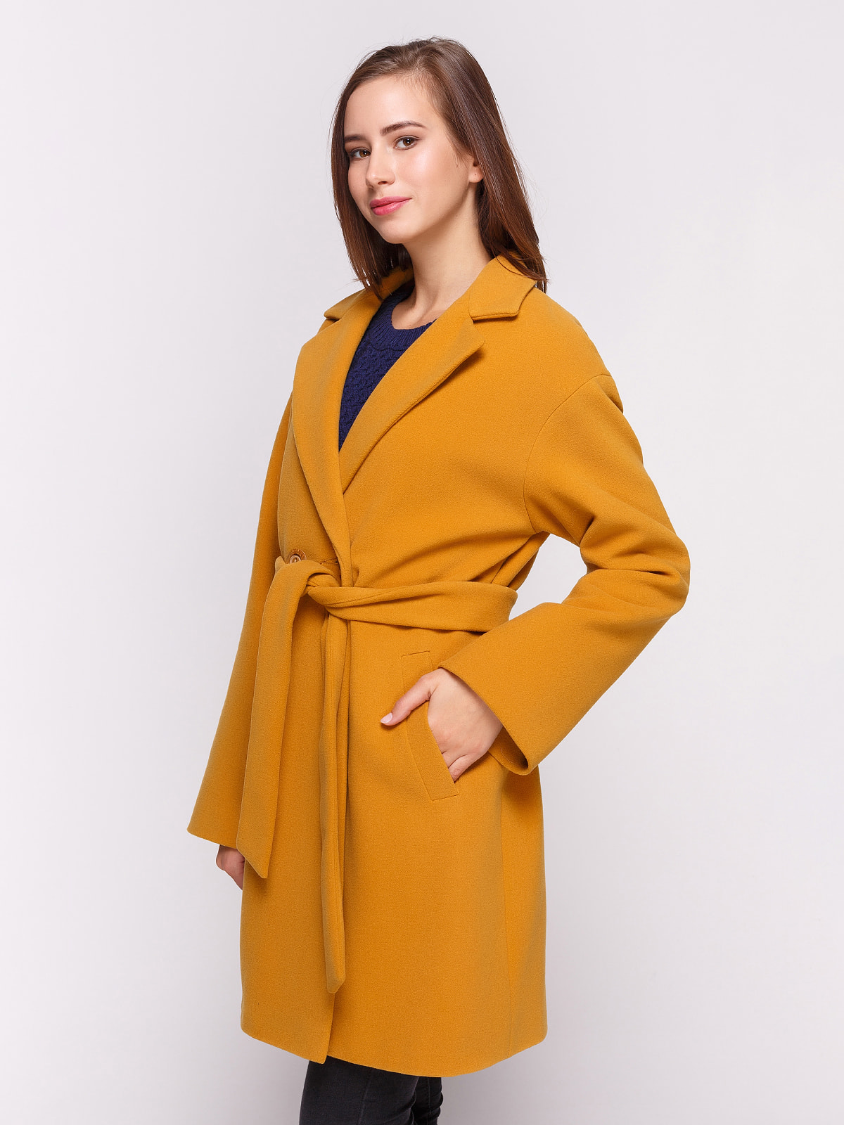 Женское пальто горчичного цвета