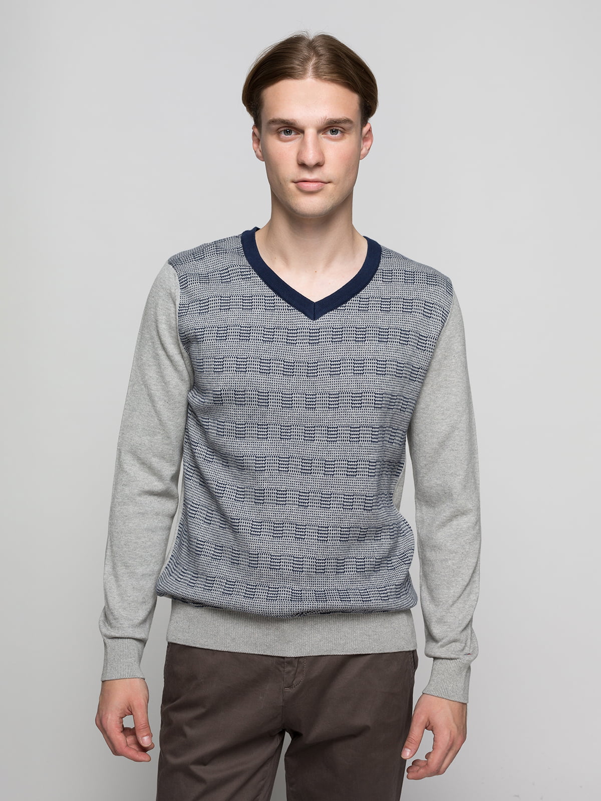 Пуловер серый с принтом | 4704552