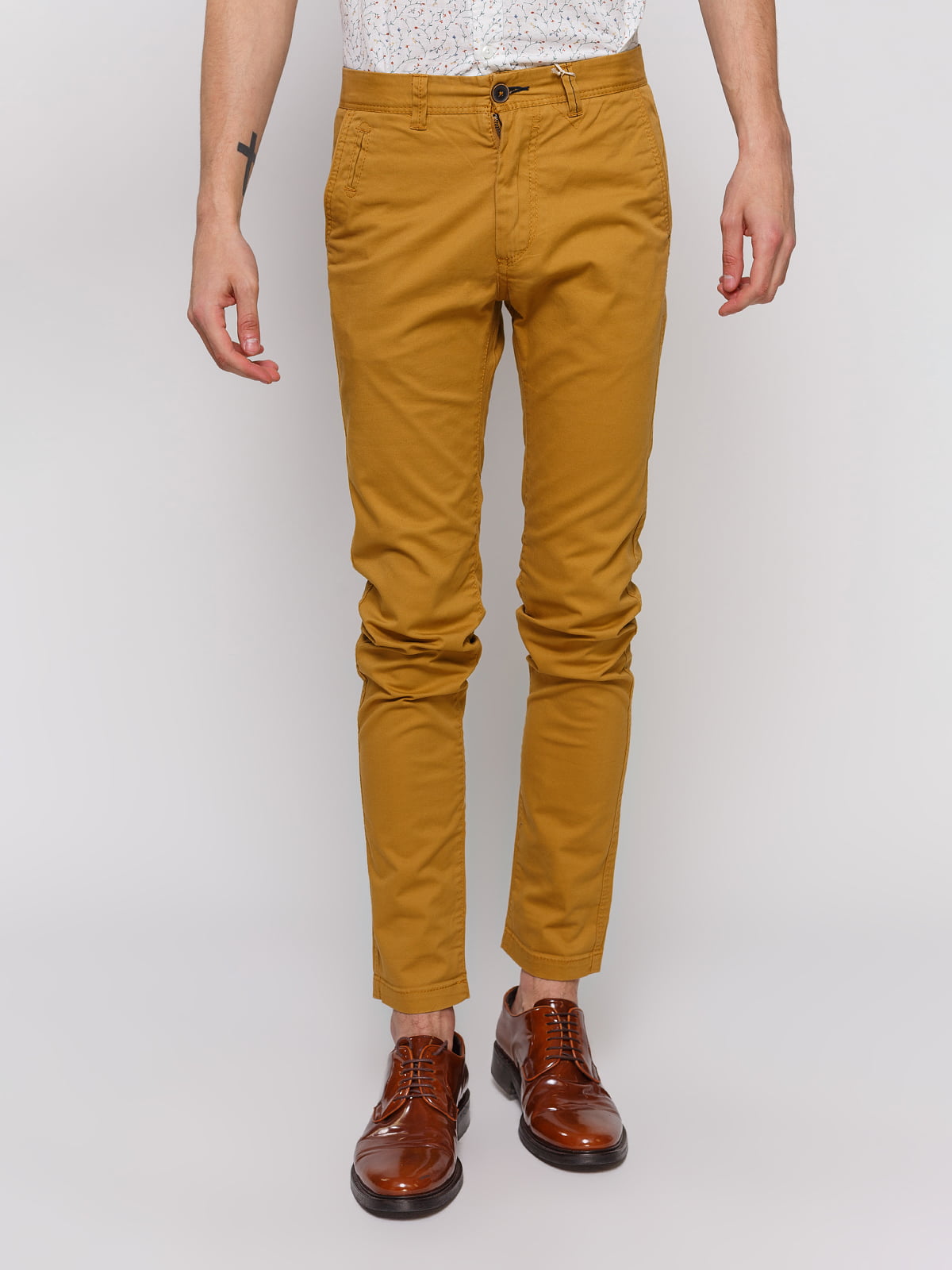 Горчичные джинсы. Горчичные брюки Сислей. Горчичные брюки мужские. Штаны горчичного цвета мужские. Желтые брюки мужские.