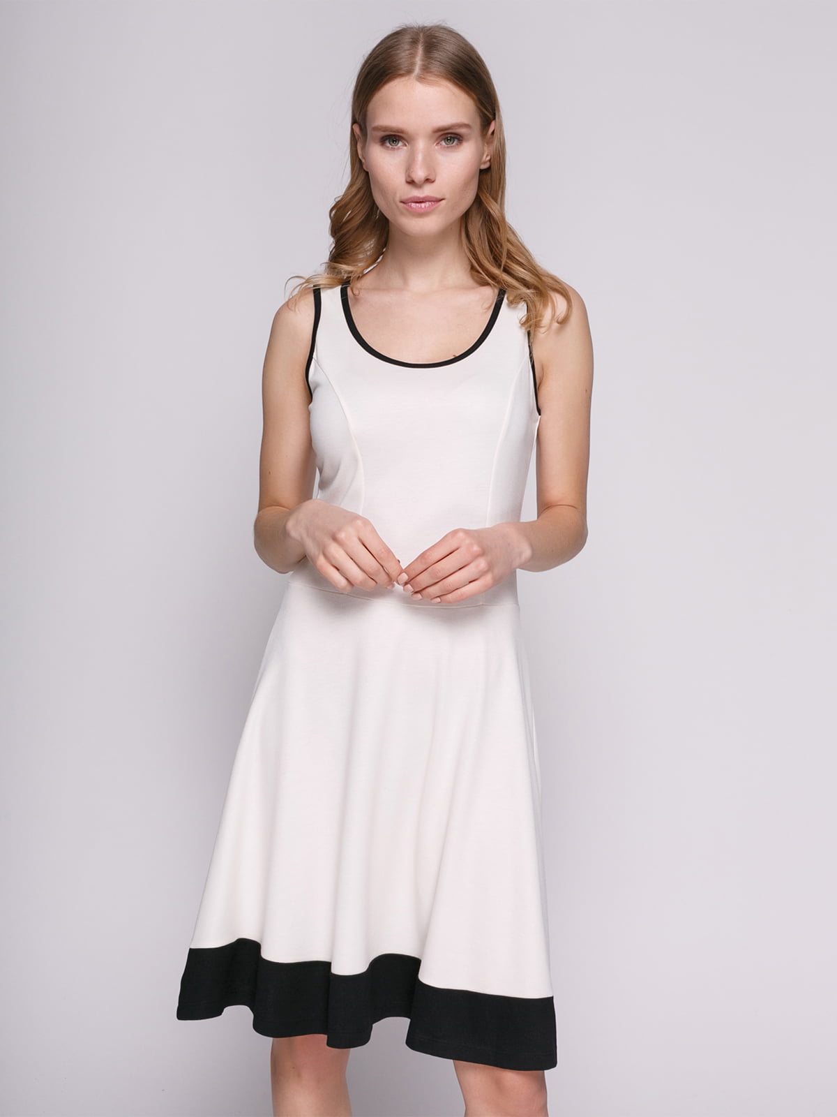 Сукня біла з оздобленням чорного кольору | 692169