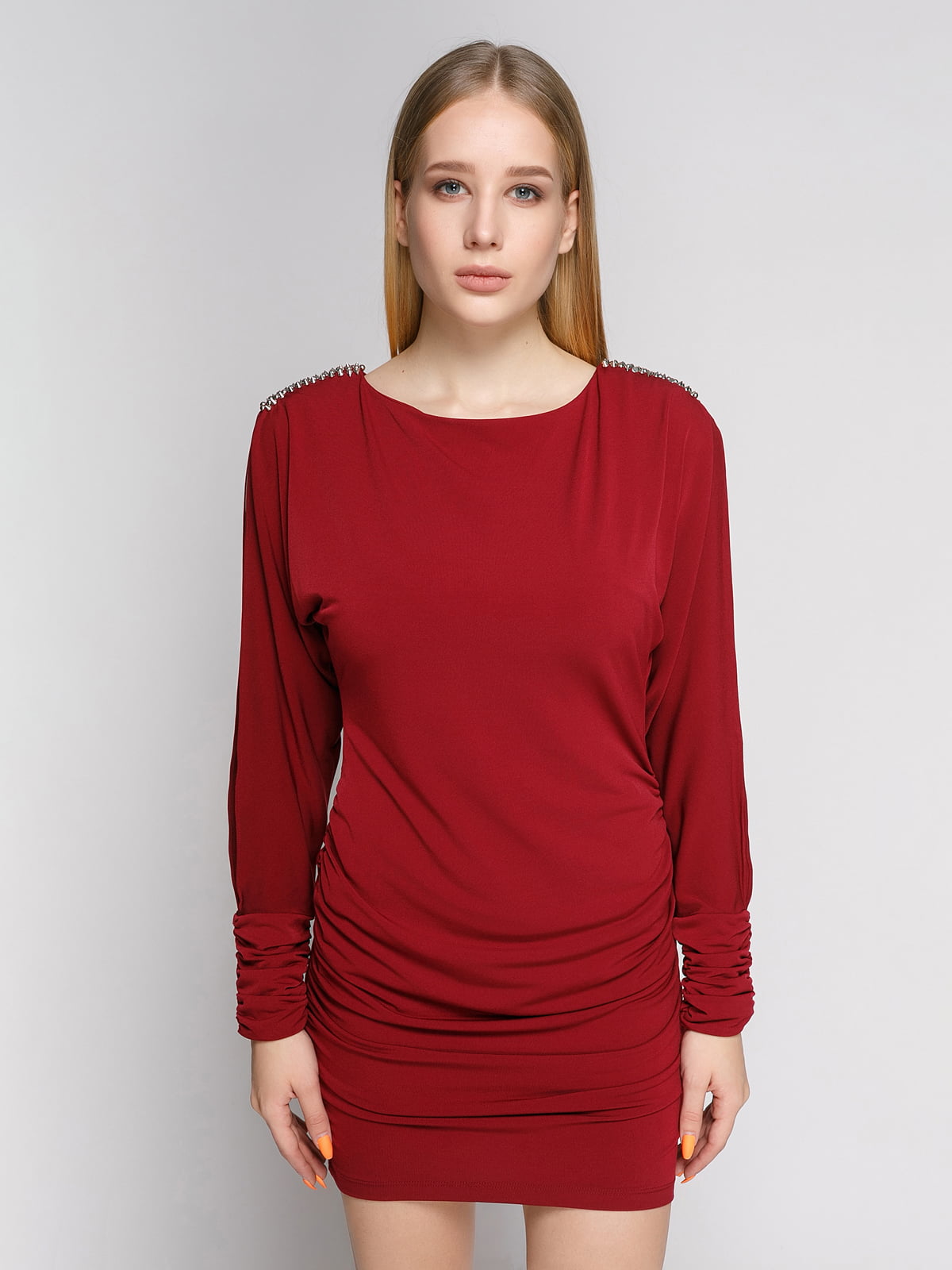 Сукня бордова з вирізом на рукаві і декором | 625114