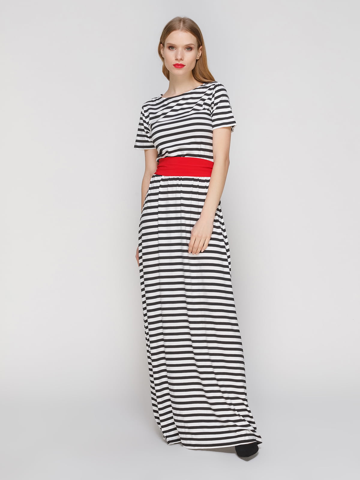 Платье в черно-белую полоску с красным поясом | 3045906