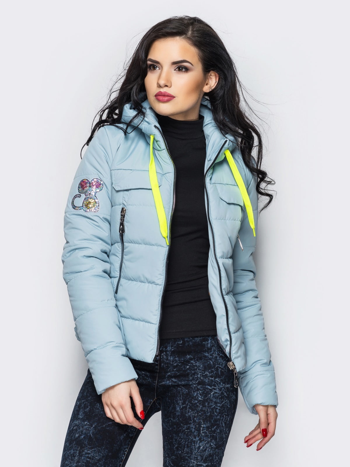 Женская зимняя куртка голубая брендовая с нашивками