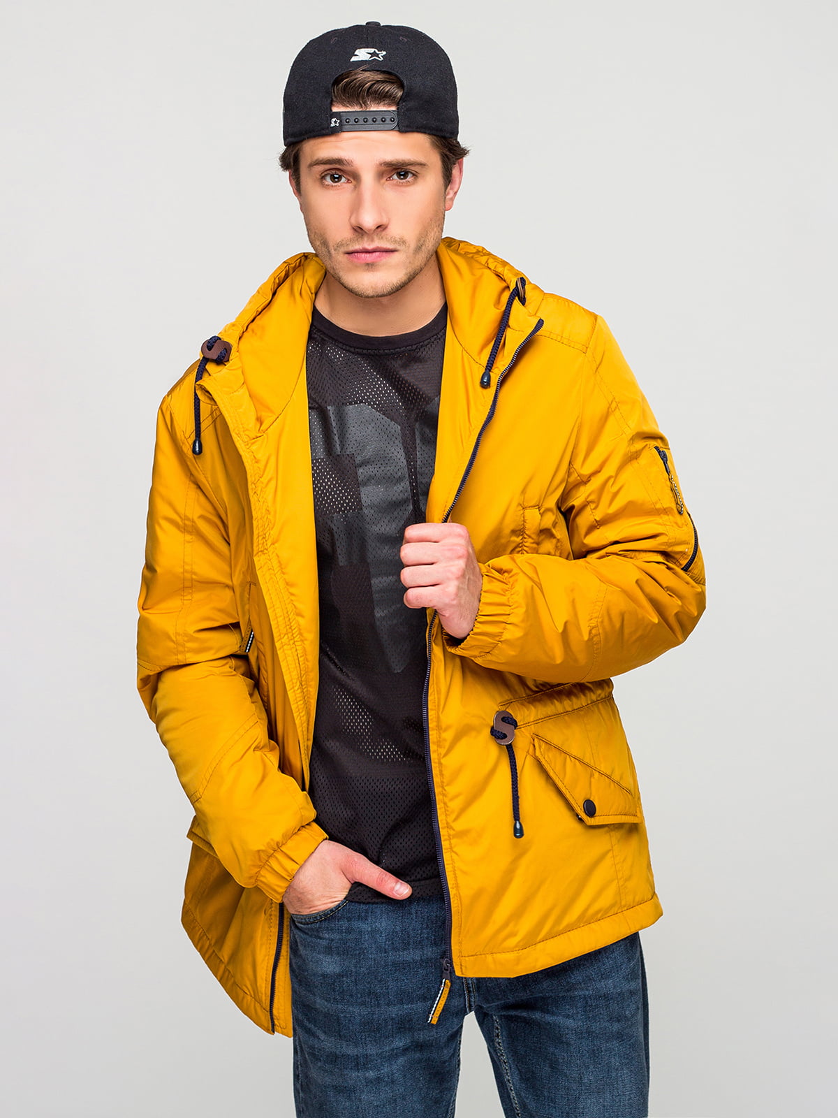 Дима Масленников в желтой куртке