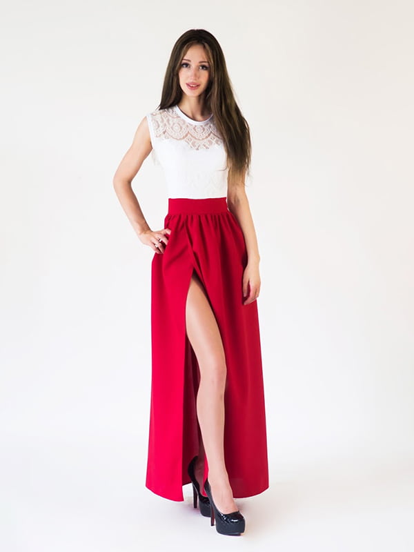 Сукня-максі біло-червона з вирізом | 5035101