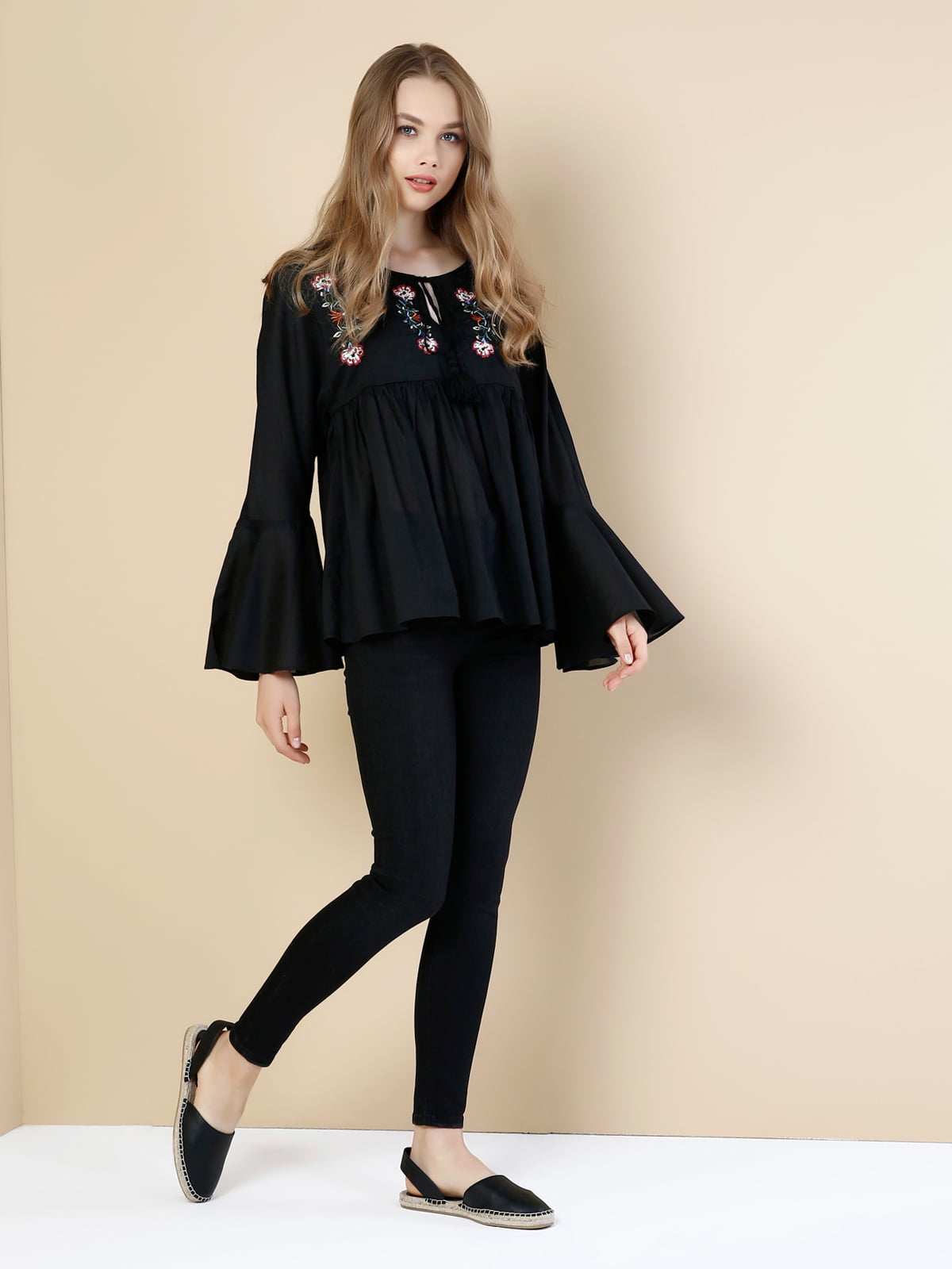 Блуза чорна з квітковою вишивкою | 5376473