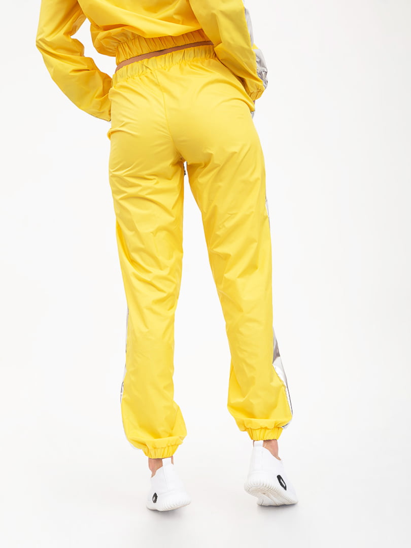 Желтый спортивный костюм женский