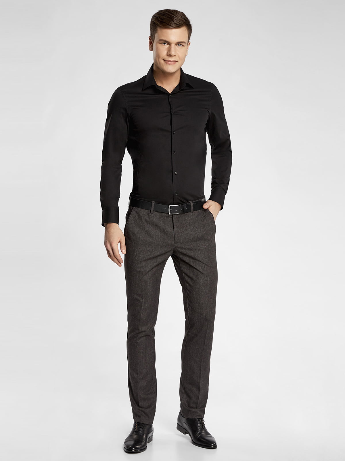 Рубашка к черным мужским брюкам