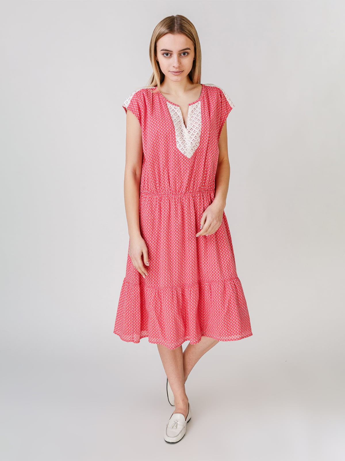 Сукня рожевого кольору з візерунком | 5609631