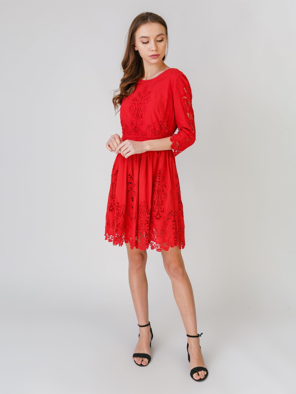 Платье красного цвета с узором | 5609665