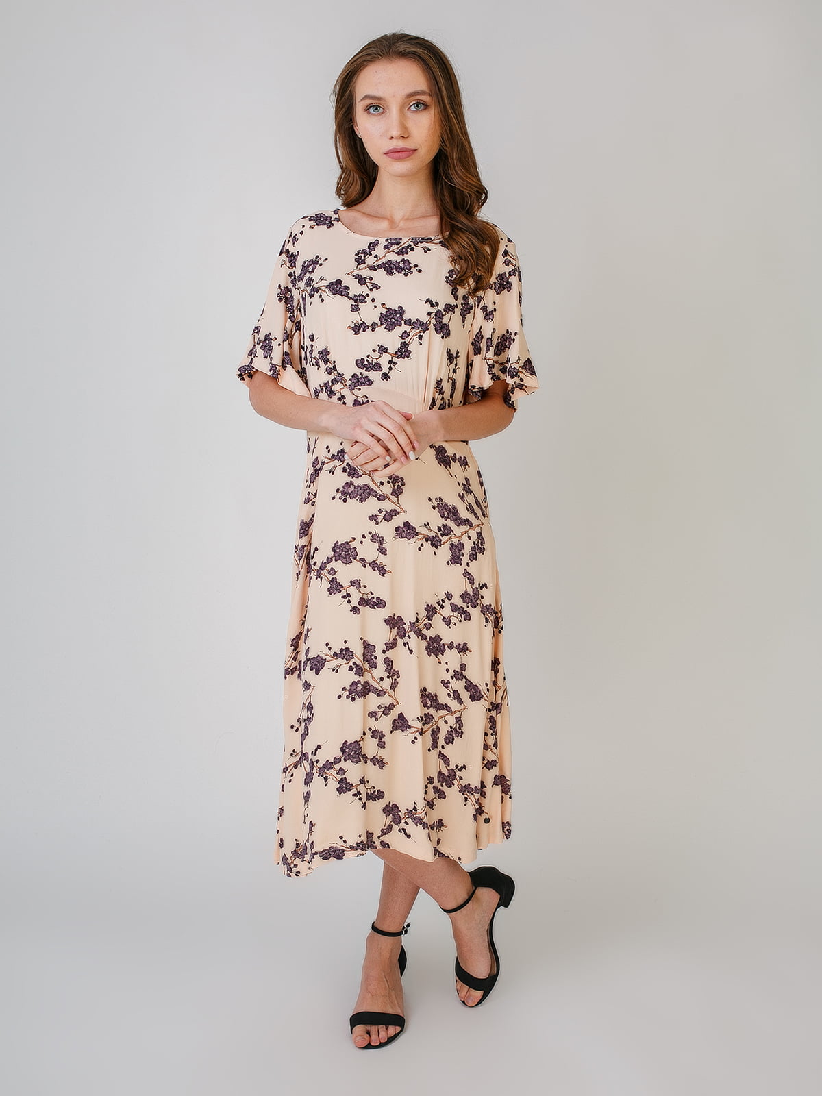 Сукня бежевого кольору з квітковим принтом | 5609553