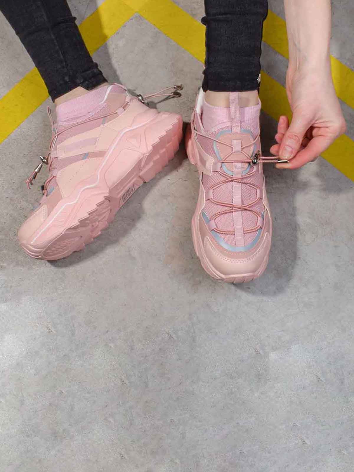 Кросівки рожевого кольору | 5642893
