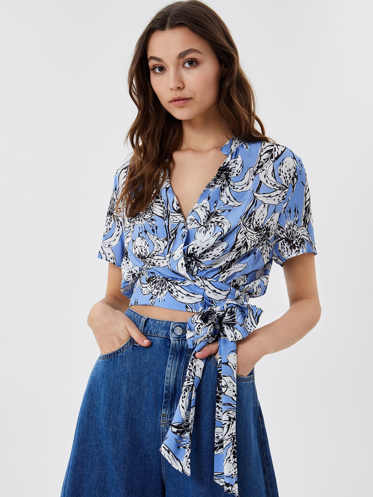 Блуза-топ блакитного кольору з квітковим принтом | 5708596
