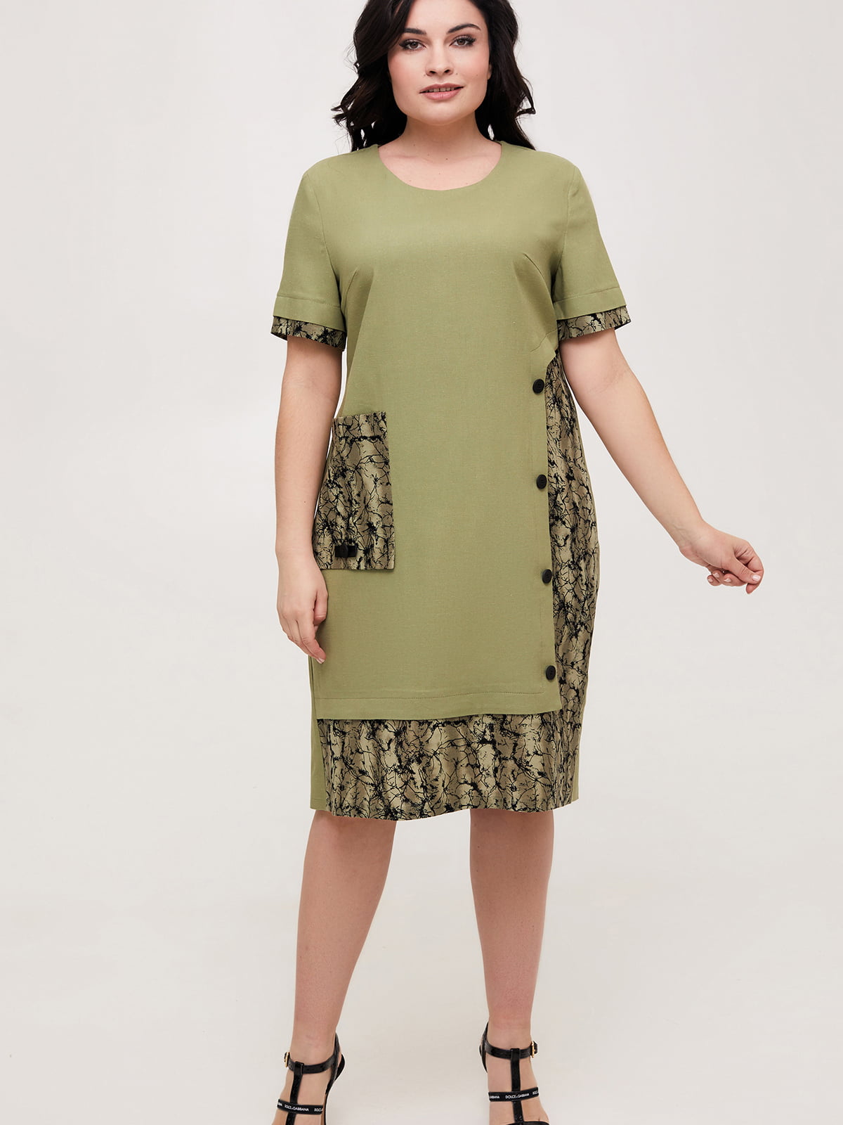 Платье оливкового цвета с принтом | 5734810