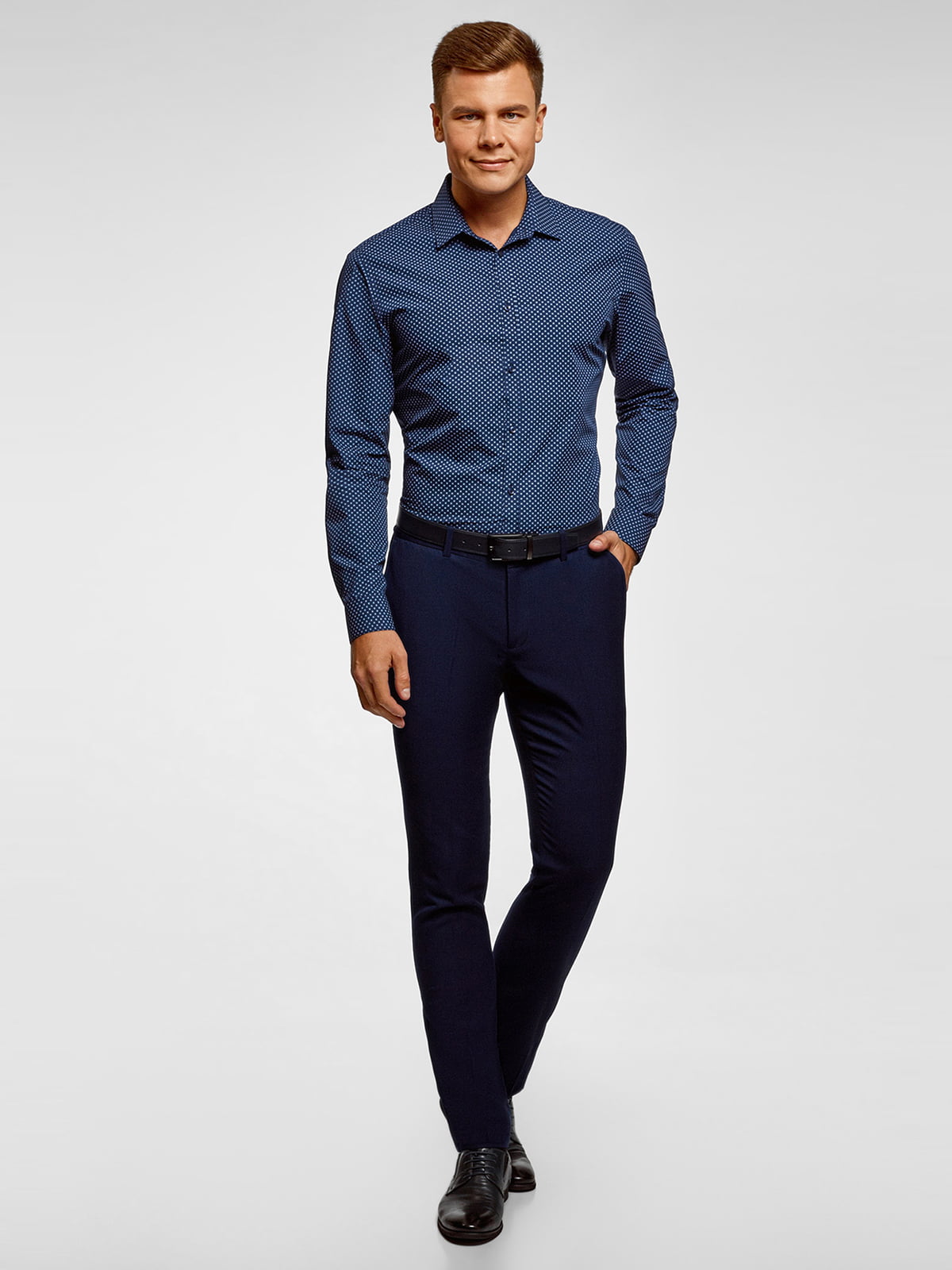 Темно синие брюки рубашка. Черная рубашка с синими брюками. Брюки под рубашку мужские. Темно синяя рубашка. Рубашка к синим брюкам.