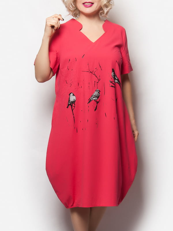 Платье кораллового цвета с принтом | 5736911