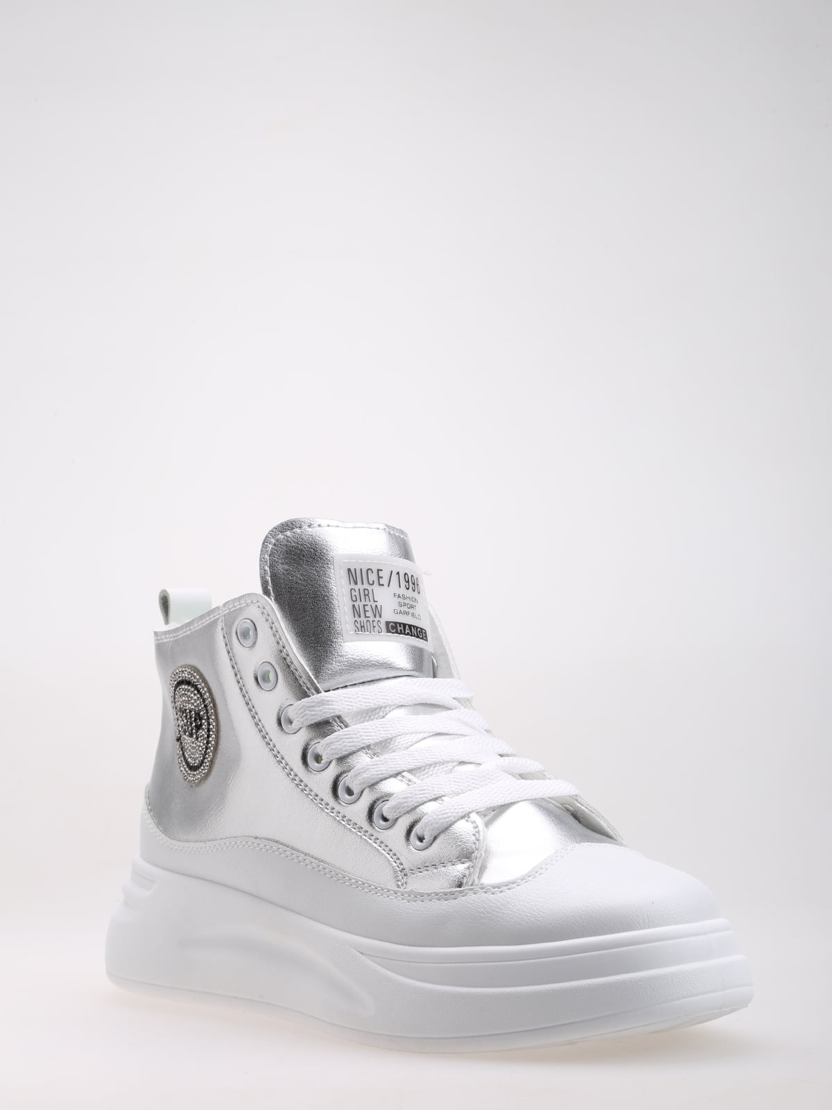 Кросівки сріблястого кольору з логотипом | 5865820