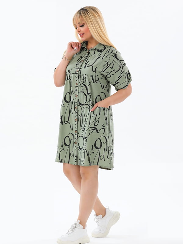 Сукня-сорочка оливкового кольору в принт | 6263451