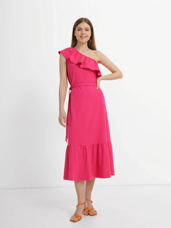 Платье А-силуэта ярко-розовое с открытым плечем | 6305534