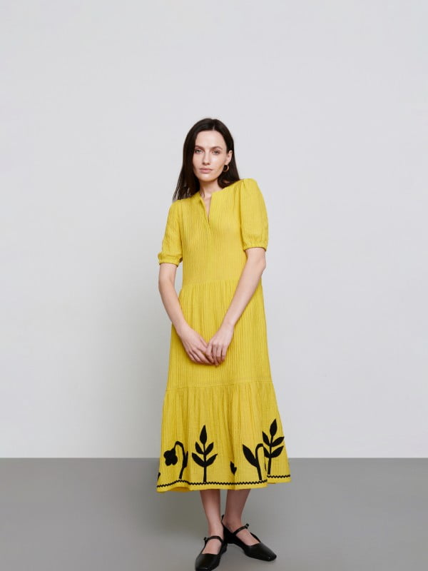 Сукня А-силуету жовта з квітковою аплікацією | 6367005