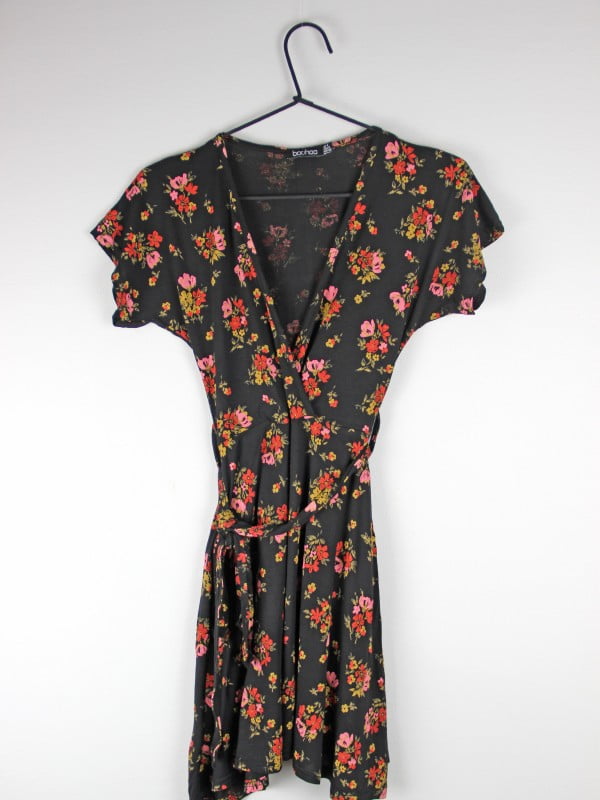 Сукня А-силуету чорна з квітковим принтом | 6375600