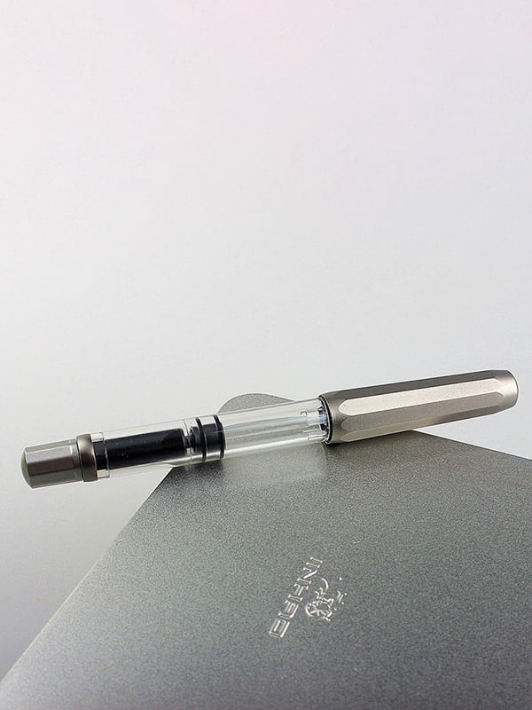 Перова ручка сіра із вбудованою поршневою системою (тонка (F)) | 6399588