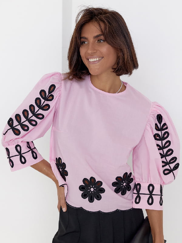 Блузка рожева з рукавами-ліхтариками та квітковою перфорацією | 6424923