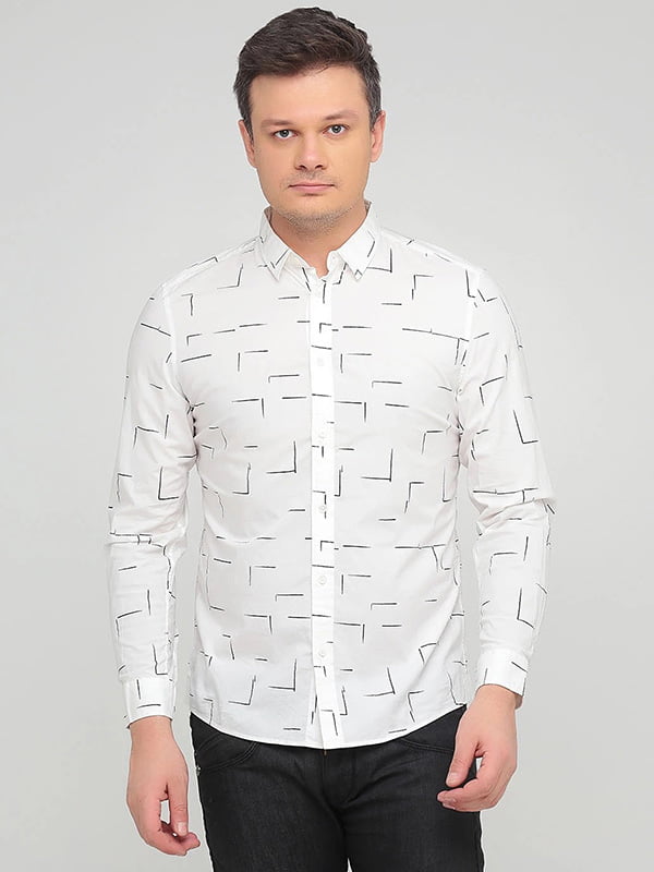 Рубашка белая с абстрактным узором | 6435651